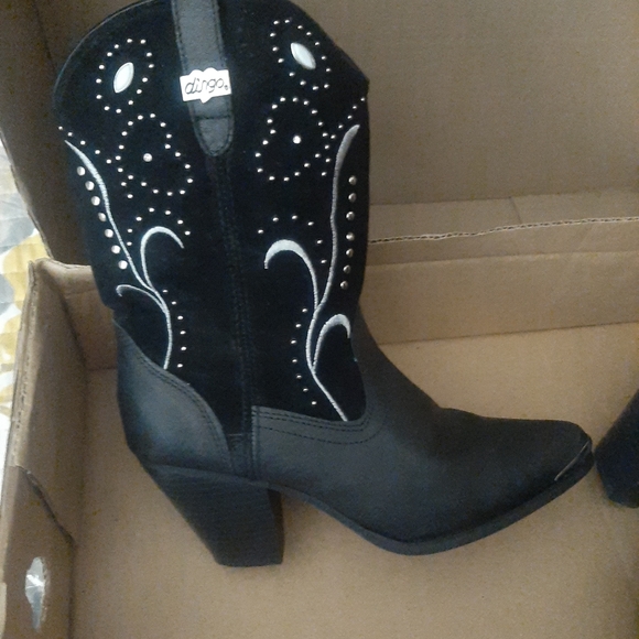 Boots - Picture 3 of 6